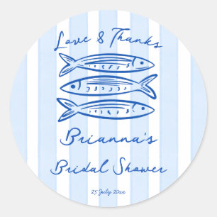 Zij is een vangst sardines vis bruiloft douche op ronde sticker