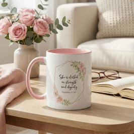 Zij Is Gekleed in Kracht en Waardigheid Roze Mok