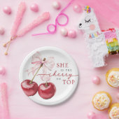 Zij is het kersje op de taart met Roze Lint Papier Papieren Bordje (Feest)