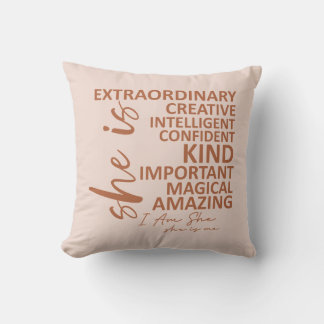 "Zij is Ik" Mocha Mousse Affirmatie Typografie Kussen