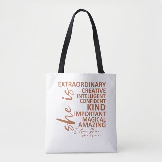 "Zij is Ik" Mocha Mousse Affirmatie Typografie Tote Bag (Voorkant)