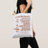 "Zij is Ik" Mocha Mousse Affirmatie Typografie Tote Bag (Dichtbij)