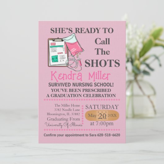 Zij is klaar om het Afstuderen van de showts te ro Kaart (Staand voorkant)