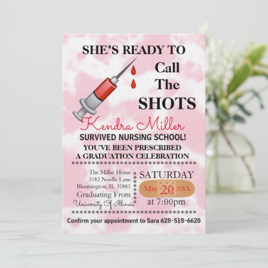 Zij is klaar om het Afstuderen van de showts te ro Kaart (Staand voorkant)