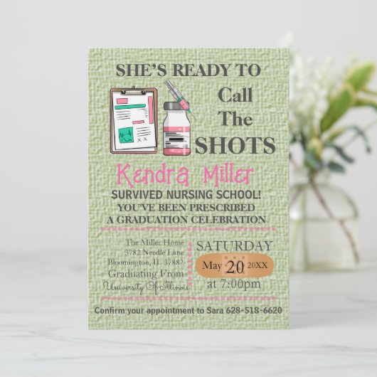 Zij is klaar om het Afstuderen van de showts te ro Kaart (Staand voorkant)