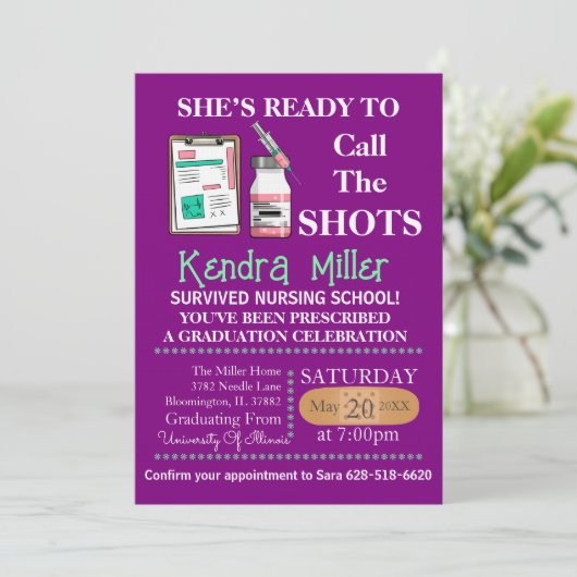 Zij is klaar om het Afstuderen van de showts te ro Kaart (Staand voorkant)