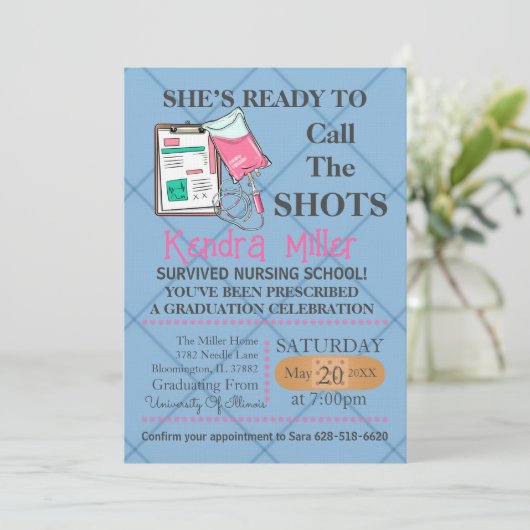 Zij is klaar om het Afstuderen van de showts te ro Kaart (Staand voorkant)