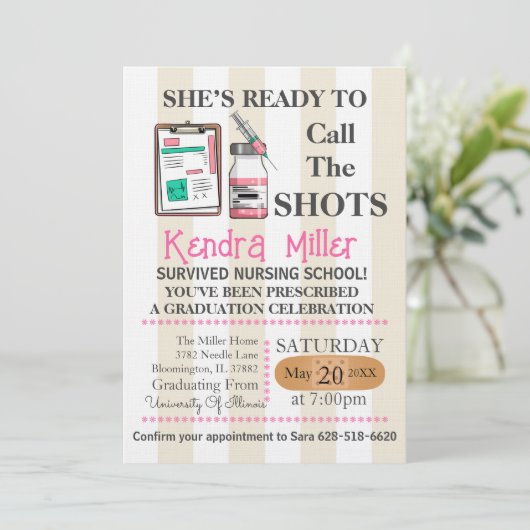 Zij is klaar om het Afstuderen van de showts te ro Kaart (Staand voorkant)