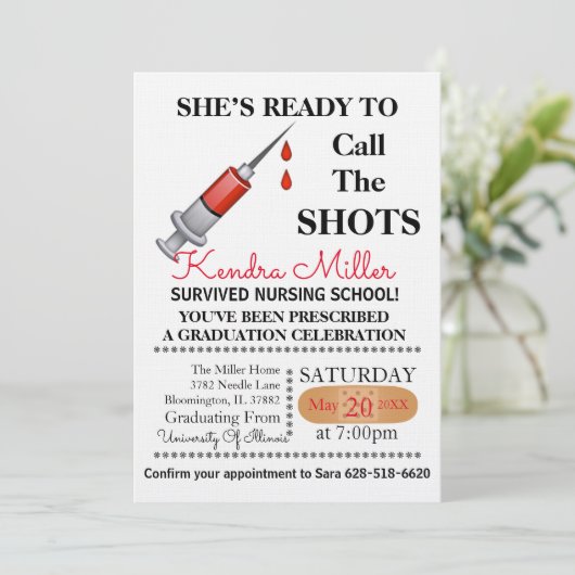 Zij is klaar om het Afstuderen van de showts te ro Kaart (Staand voorkant)