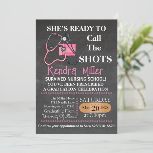 Zij is klaar om het Afstuderen van de showts te ro Kaart (Staand voorkant)