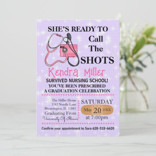 Zij is klaar om het Afstuderen van de showts te ro Kaart (Staand voorkant)