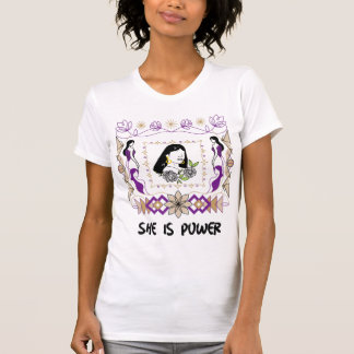 Zij Is Kracht Vrouwelijk Artistiek Ontwerp T-shirt