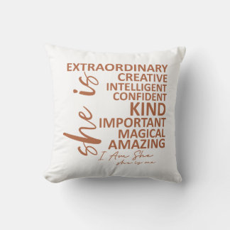 "Zij is Mij" Mocha Mousse Affirmatie Typografie Kussen