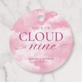 Zij is op Roze Bruidsmeisjes Bruiloft Wolk Negen Bedankjes Labels (Voorkant)