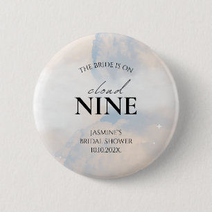 Zij is Op wolk 9 Bruidsfeest Droomachtige Pastel H Ronde Button 5,7 Cm