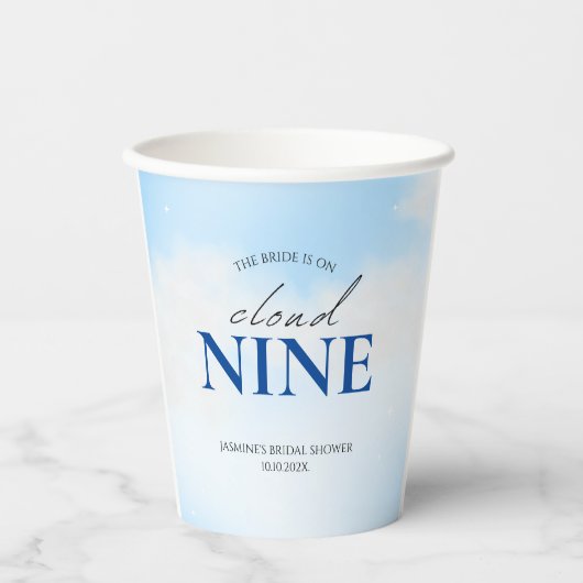 Zij is Op wolk 9 Bruidsmeisjesfeest Droomachtige P Papieren Bekers (Voorkant)