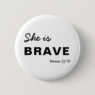 Zij is Sterk   Inspirerend Christelijk Geloof Ronde Button 5,7 Cm