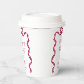 Zij knoopt de knoop glinsterende roze strik bruids papieren bekers (Links)