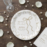 Zij Knoopt de Knoop Parel Boog Bruidsborrel Papieren Bordje<br><div class="desc">Dit "She's Tying the Knot" parelboog bruidsmeidenavond-feestthema laat een zachte, elegante esthetiek zien die perfect is voor een chic en romantisch feest. Met een delicate parelboog en gracieuze typografie combineert het ontwerp moderne minimalisme met vrouwelijke charme, waardoor het ideaal is voor stijlvolle pre-huwelijksfeesten. Het past mooi bij gecoördineerde bruidsmeidenavond-decoratie, tafelarrangementen...</div>