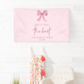 Zij Knoopt De Knoop Roze Strik Bruidsfeest Spandoek (Insitu)