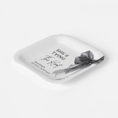 Zij Knoopt De Knoop Zwarte Strik Bruidsfeest Papieren Bordje (Gebogen)