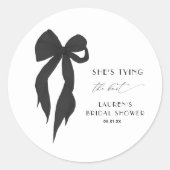 Zij Knoopt De Knoop Zwarte Strik Bruidsfeestje Ronde Sticker (Voorkant)