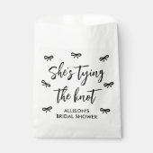 Zij Knoopt het Bruidsboeket Zwarte Boog Bruidsfees Bedankzakje (Voorkant)