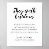 Zij lopen naast ons Gedicht Herdenking Poster (Voorkant)