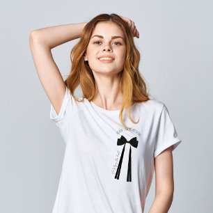 Zij maakt de knoop zwarte strik vrijgezellenfeest  t-shirt