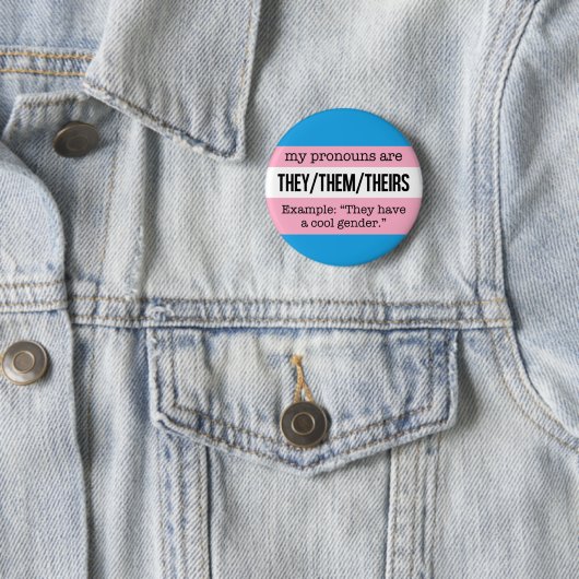 Zij/Them Pronouns - Transgender Flag Ronde Button 5,7 Cm (In situ)