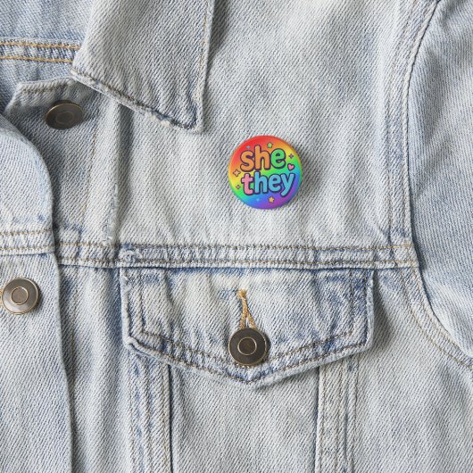 Zij/zij spreekt inclusieve LGBTQ+ Pride Accessoire Ronde Button 3,2 Cm (In situ)