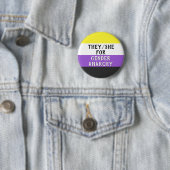 Zij/Zij voor Gender Mayhem Button (op Enby vlag) (In situ)