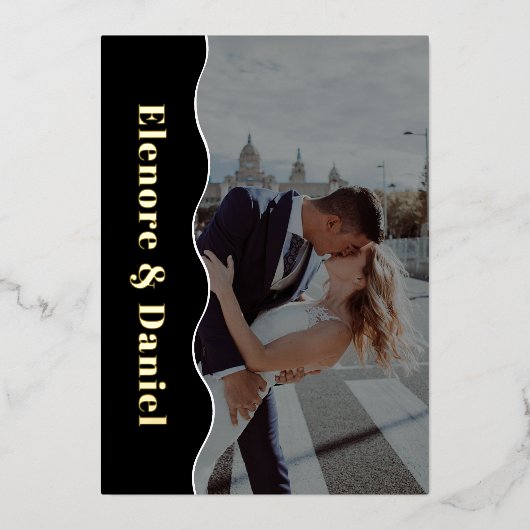 Zijgolf Zwart & Wit Monogram Fotobruiloft Folie Uitnodiging (Voorkant)