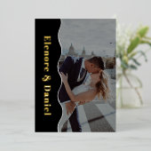 Zijgolf Zwart & Wit Monogram Fotobruiloft Folie Uitnodiging (Staand Voorkant)