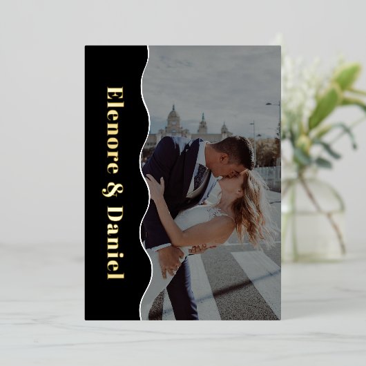 Zijgolf Zwart & Wit Monogram Fotobruiloft Folie Uitnodiging (Staand Voorkant)