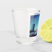 Zijkant uitzicht van torenblok shot glas (Links)