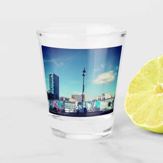 Zijkant uitzicht van torenblok shot glas (Voorkant)