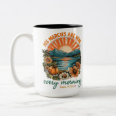 Zijn barmhartigheden zijn nieuw... tweekleurige koffiemok (Links)