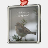 Zijn oog ligt op de mus, de bediende metalen ornament (Links)