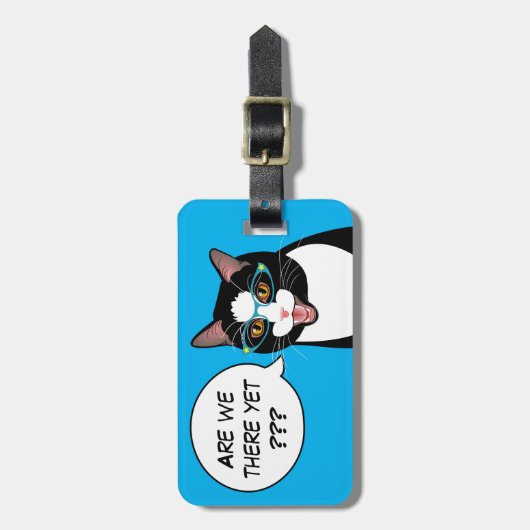 ZIJN WE ER NOG? Sassy Tuxedo Cat Bliss and Kittens Bagagelabel (Voorkant verticaal)