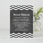 Zijne Chalkboard & White Chevron Sweet 16 Uitnodig Kaart (Staand voorkant)