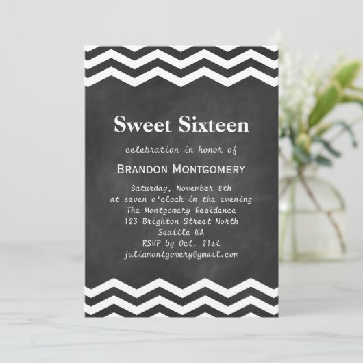 Zijne Chalkboard & White Chevron Sweet 16 Uitnodig Kaart (Staand voorkant)
