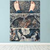 Zijpoten, zonnebrillen en bloemen op gras canvas afdruk (Insitu (Houten vloer))