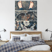 Zijpoten, zonnebrillen en bloemen op gras canvas afdruk (Insitu (Slaapkamer))