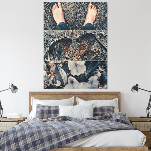 Zijpoten, zonnebrillen en bloemen op gras canvas afdruk (Insitu (Slaapkamer))