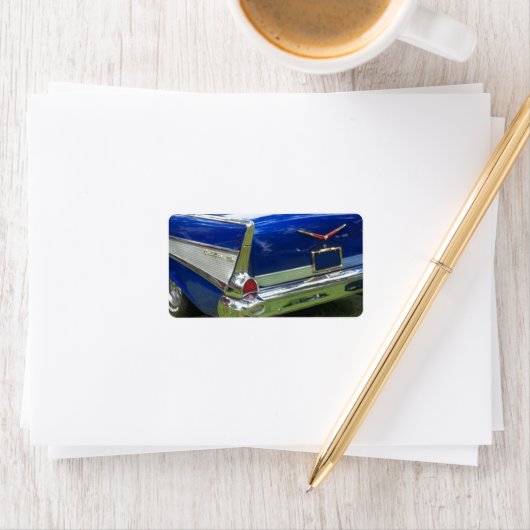 Zijwitte staartvin op blauwe klassieke auto etiket (Insitu)