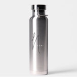 Zilver | Aangepaste naam monogram script Stijlvol Waterfles<br><div class="desc">Aangepaste Silver Script Monogram Naam Elegant Chic Water Bottle. Een eenvoudig en modern design in zwart-wit kleur met handgeschreven kalligrafie voor een professionele en geavanceerde look. Creëer je eigen gepersonaliseerde,  ecofriendele cadeautjes. Om het even welke doopvont,  om het even welke kleur,  geen minimum.</div>