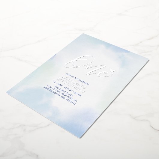 Zilver & blauw hart Eén eerste jongen verjaardag Folie Uitnodiging (Gedraaid)