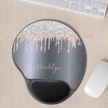Zilver blush roze glitter drip spark monogram gel muismat<br><div class="desc">Een elegant, gaasje en glazen muispad. Een donkere faux zilveren achtergrond. Gedestilleerd met zilver en wazig roze, mousserende faux glitter-druppels, verfdruppelend uiterlijk. Een beetje alledaagse luxe en gokken. Personaliseer en voeg jouw naam toe. De naam wordt geschreven met een modern handgeschreven stijlmanuscript met letters. Licht roze gekleurde letters. Als u...</div>