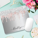 Zilver blush roze glitter drip spark monogram muismat<br><div class="desc">Een elegant, gaasje en glazen muispad. Een faux zilveren achtergrond. Gedestilleerd met zilver en wazig roze, mousserende faux glitter-druppels, verfdruppelend uiterlijk. Een beetje alledaagse luxe en gokken. Personaliseer en voeg jouw naam toe. De naam wordt geschreven met een modern handgeschreven stijlmanuscript met letters. Donkergrijze gekleurde letters. Als u de wasbeurt...</div>